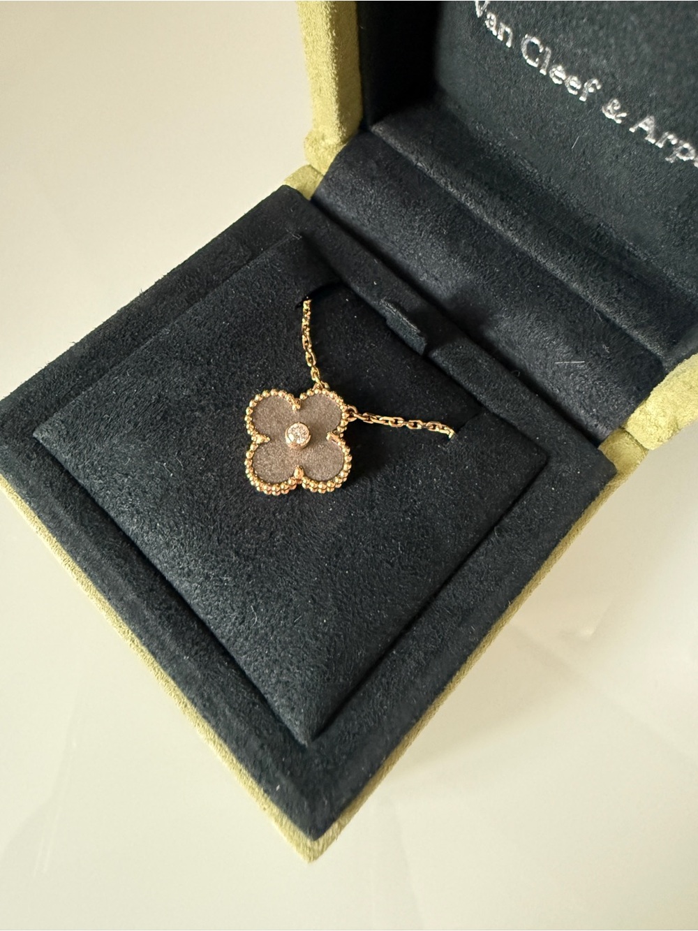 VAN CLEEF & ARPELS HOLIDAY 2023 OBSIDIAN VINTAGE ALHAMBRA PENDANT NECKLACE - Picture 4 of 6
